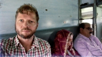 Videonauts backpacking Indien on a train