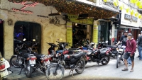Videonauts backpacking Vietnam Hanoi bike shop
