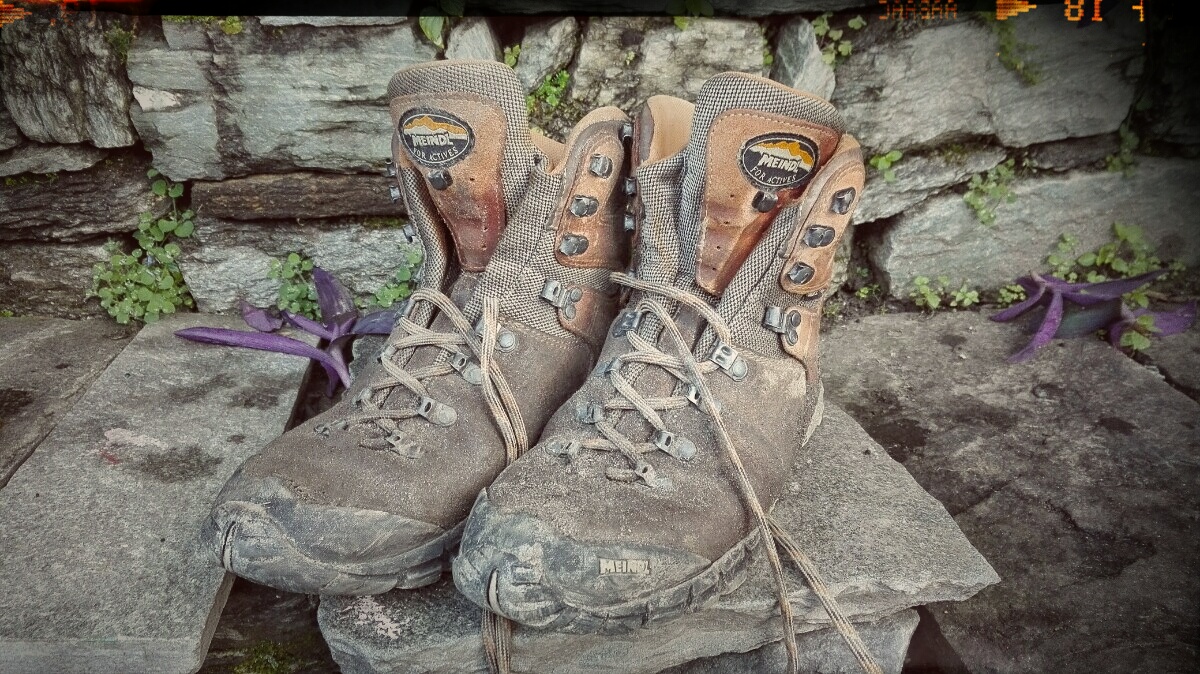 Videonauts backpacking Nepal Trekking Schuhe Meindl Peru vor dem aus